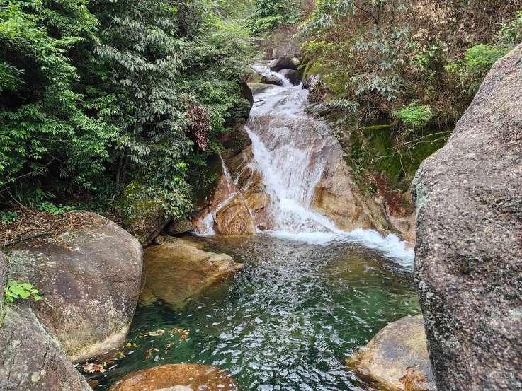 逃离荒废房屋